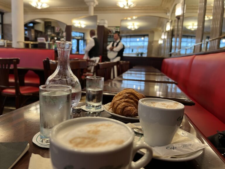 Die Garçon im Café de Fleurs in Paris scheinen eher Life-Life, statt Work-Life-Balance zu haben. Die Stimmung ist ansteckend herzlich.