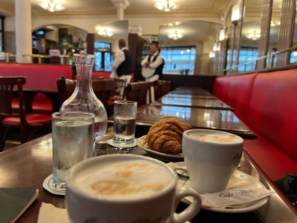 Die Garçon im Café de Fleurs in Paris scheinen eher Life-Life, statt Work-Life-Balance zu haben. Die Stimmung ist ansteckend herzlich.